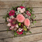 Saisonaler Blütenkorb in rosa Tönen